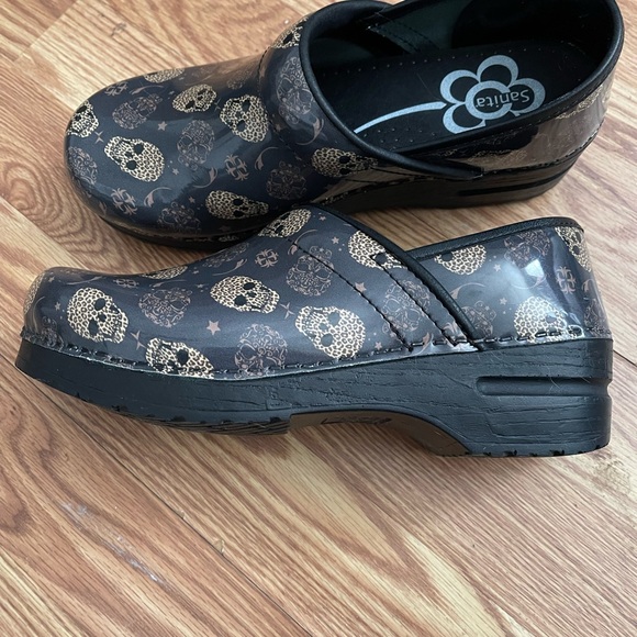 Sanita clogs size EU39 which is a 7.5-8. Black with skulls all over. - Picture 4 of 5